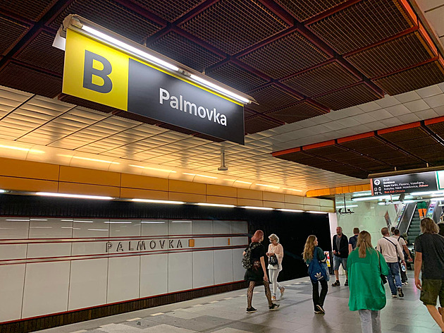 Metro B mezi Florencí a Černým Mostem stojí