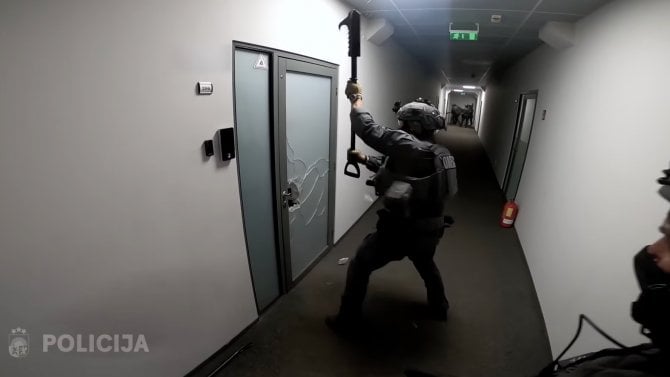 Nabízeli podvody jako službu. Obří razie proti SIMCARTELu odhalila 49 milionů falešných účtů a statisíce SIM karet