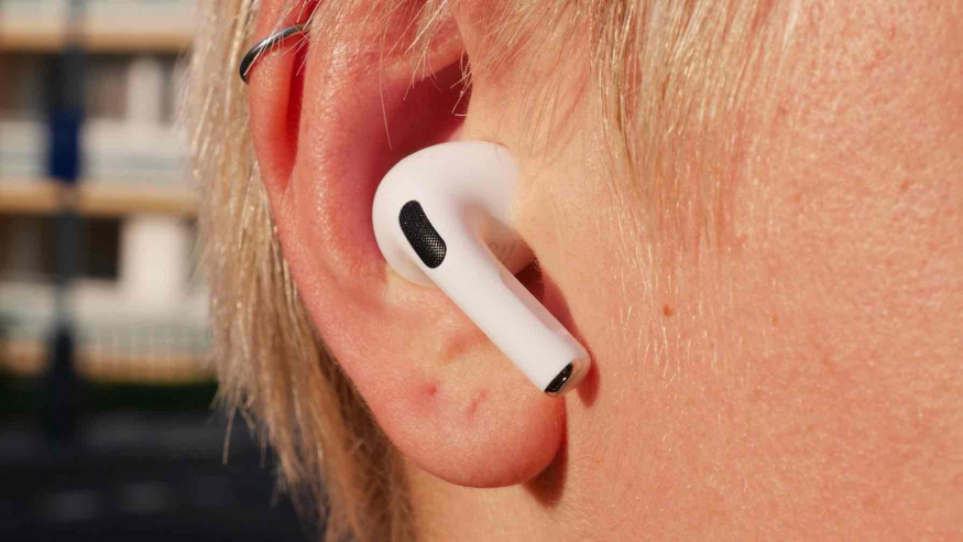 Usínáte s AirPods v uších? Aktivujte si tuhle funkci a bude se vám lépe spát