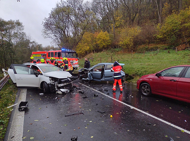 Dvě nehody na stejné silnici z Karlových Varů, hasiči z vozů vyprošťovali raněné