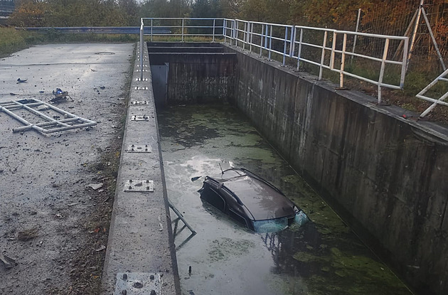 Řidič na dálnici málem nedobrzdil, po úhybném manévru skončil v nádrži čističky