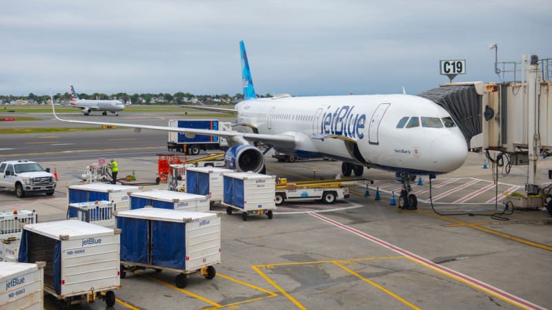 Letadlo ztratilo výšku a muselo nouzově přistát na Floridě. Na místě jsou zranění