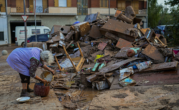 Šéf regionu Valencie rezignoval. Rok čelil kritice kvůli reakci na ničivé povodně