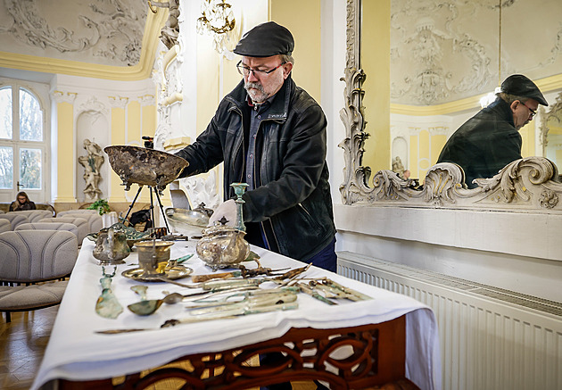 Stříbrný servis, pušky, víno. Zámek na Liberecku ukrýval poklad po Němcích