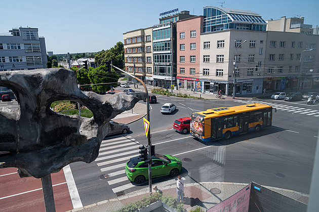 Nejvíc bouraček je na křižovatce u divadla. Řidiči se špatně řadí do pruhů