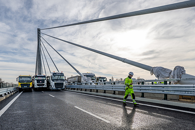 Sto tun a desítky čidel. Největší zavěšený lanový most prošel zatěžkávacím testem