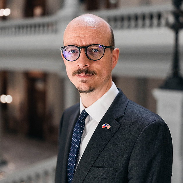 Protokolář radí, jak se chovat na Dukově pohřbu. Špatný příklad dal Trump, říká