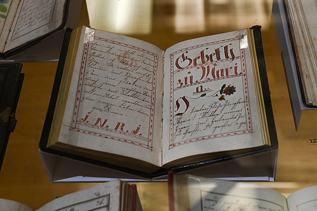 Nesbírám knihy, ony sbírají mě, říká básník. Muzeu propůjčil unikátní sbírku