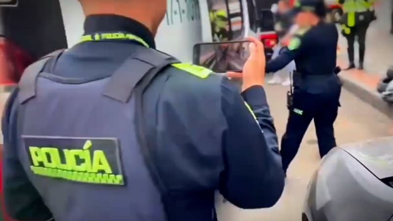 Rodiče ho opustili, chlapeček byl celé hodiny v autě. Zveřejnili dramatické záběry z Bogoty