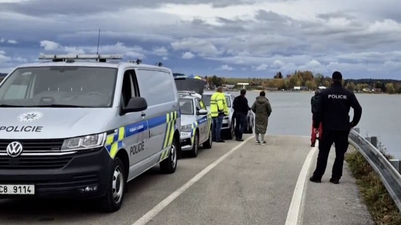 Stihl otevřít dveře, z auta se ale živý nedostal. Proč muž sjel do lipenské přehrady?