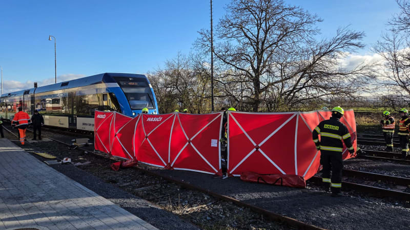 Tragická nehoda na Hané: Vlak smetl osobní vozidlo, řidička zemřela