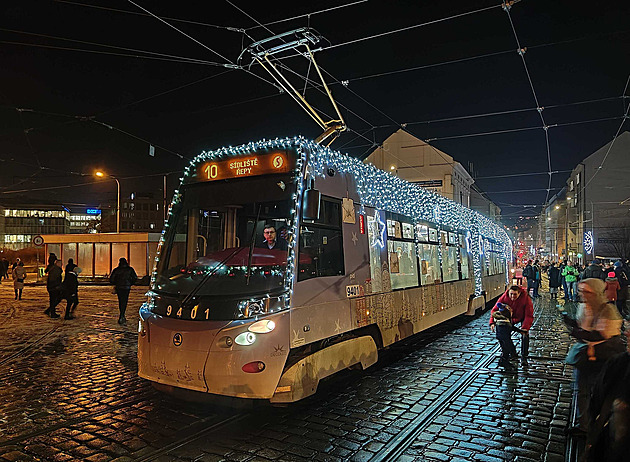Kratší intervaly, delší vozy. Praha o adventních víkendech posílí MHD
