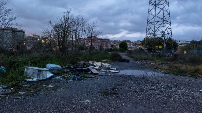 Skupina migrantů znásilnila v Římě mladou dívku. Snoubence donutili se dívat