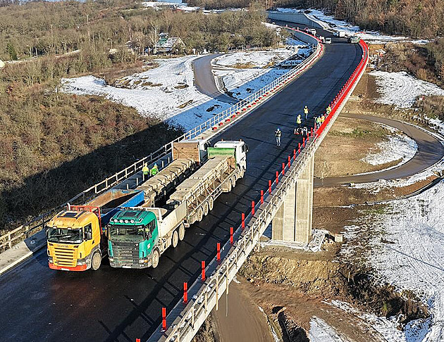 Dvě stě tun na novém mostě. Kolos mezi Žatcem a Mostem v zatěžkávací zkoušce obstál