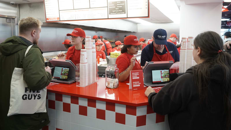 Fast food Five Guys otevřel první pobočku v Česku. Poručili jsme si tam nejdražší menu