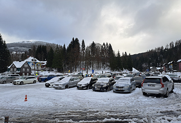 Nájezd na parkoviště ve Špindlu bude plynulejší, stání letos přibylo