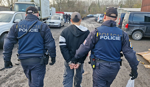 Při zátahu v tržnici jeden cizinec prchal přes plot, druhý se schoval za krabice