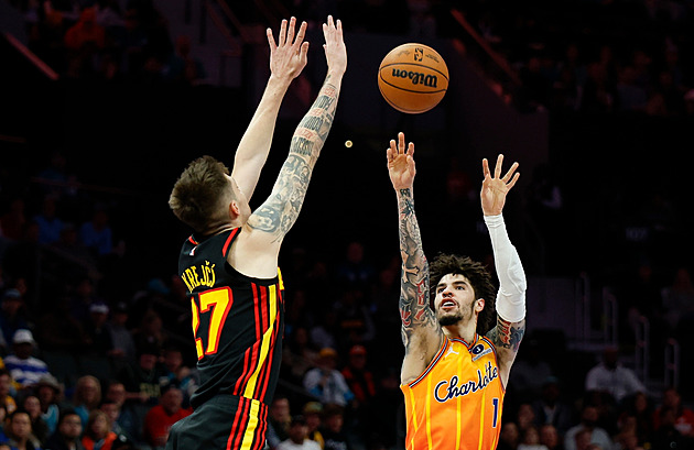 Krejčího semlel Miller, kandiduje na smeč roku. Dončič táhl útok Lakers, zářil i Jokič