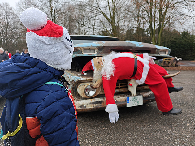 Mejdan amerických frajerů se zvrhnul, Santu křísili. Vánoce v ohrožení nejsou