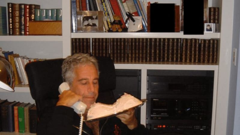 Polonahý Epstein a vyčnívající noha dítěte: Snímek ze spisů šokuje. Odporné zvíře, píší lidé