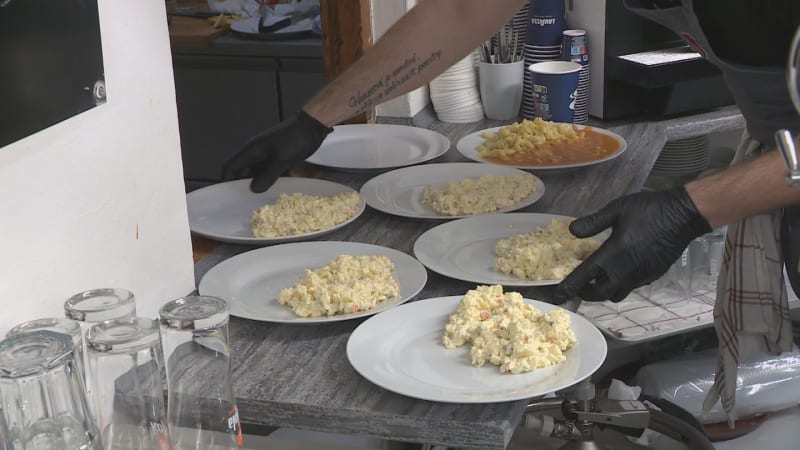 Chutně a levně se najíte v Úpici i Praze. Žižkovská jídelna je vyhlášená svými řízky