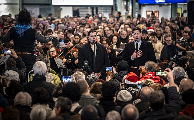 Pražským nádražím zněla Česká mše vánoční. Některé cestující zaskočila, jiní i zpívali