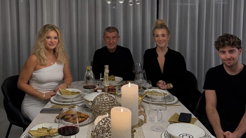 Babiš slavil Štědrý den s Monikou a dětmi, Fiala zdravil z Brna. Začíná být líp, vzkázal Turek