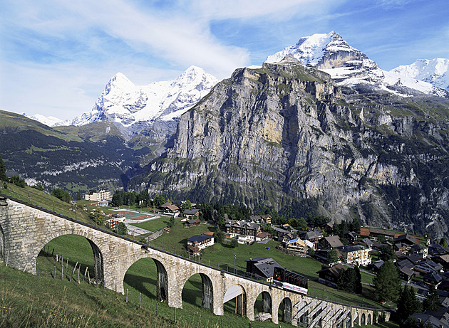 Čtyři minuty nad propastí. Do švýcarské vesničky vede nejstrmější lanovka světa