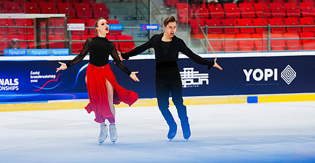 Nechtěli je na ledu, od bruslení v páru je odrazovali. Mrázkovi si tance vyvzdorovali