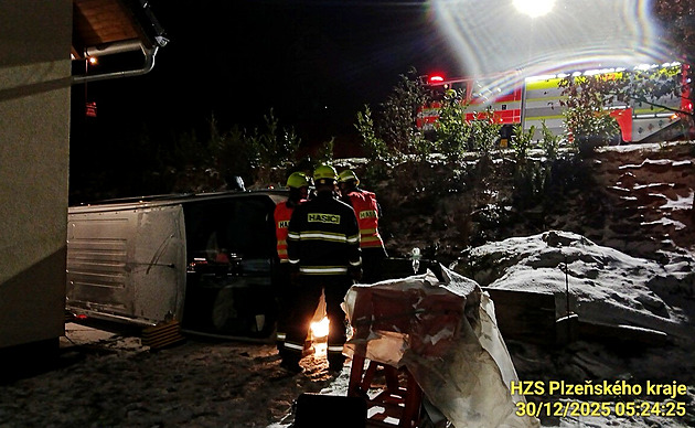 Dodávka se při nehodě zřítila ze srázu, dopadla na bok před rodinný dům