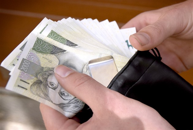 Finanční situace Čechů se lepší. Opasky už tolik utahovat nepotřebují
