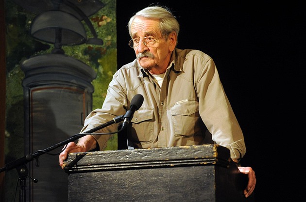 Dělal naschvály režimu, po okupaci přišel Weigel o práci. U Cimrmanů začal jako grafik