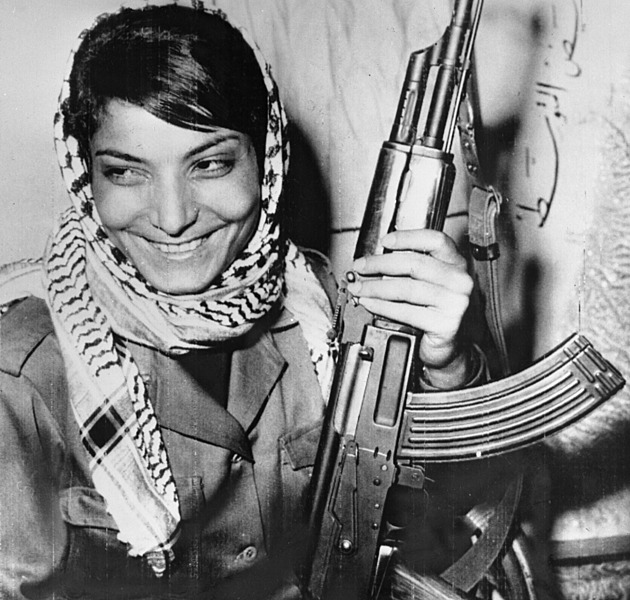 Krásná Palestinka s AK-47 okouzlila svět. Kvůli teroru podstoupila šest plastik