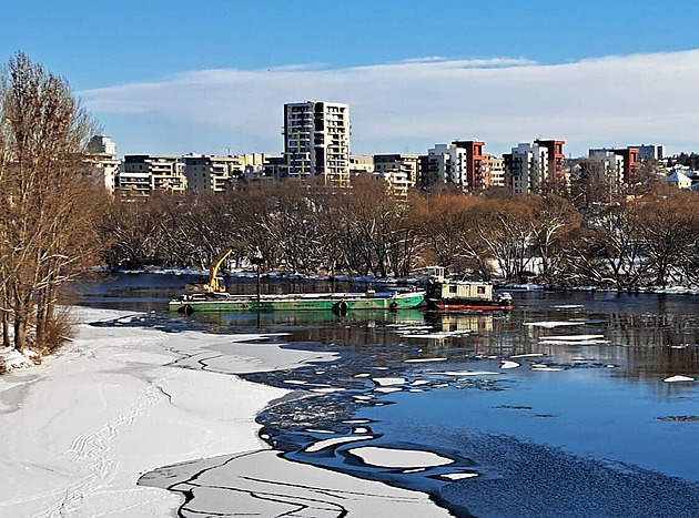 Vodohospodáři se připravují na tání. Rozbíjejí led, aby se kry nehromadily