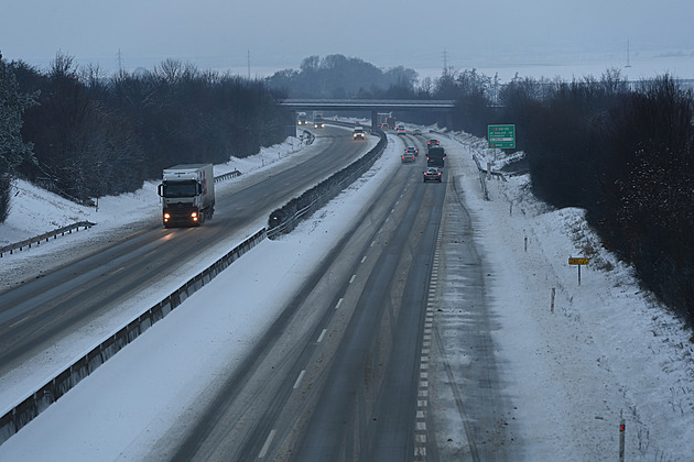 Výstraha před ledovkou trvá, silnice napříč republikou jsou sjízdné