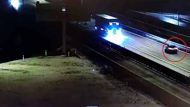 Po D11 uhánělo auto v protisměru. Vůči policii si řidič dovolil drzý manévr