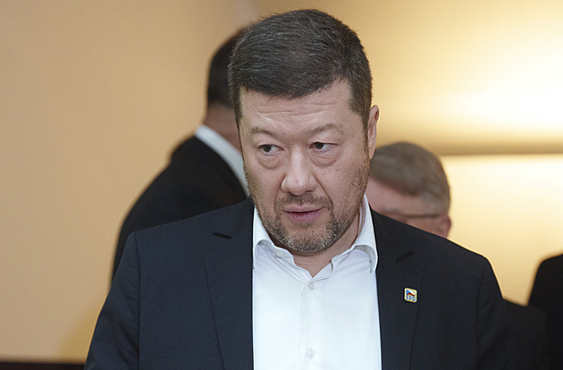 Okamura se pochlubil likvidací další vlajky. V kanceláři se zbavil praporu EU