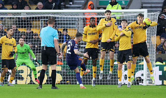 ONLINE: Wolves s Krejčím vynulovali  Newcastle, Aston Villa hostí Everton