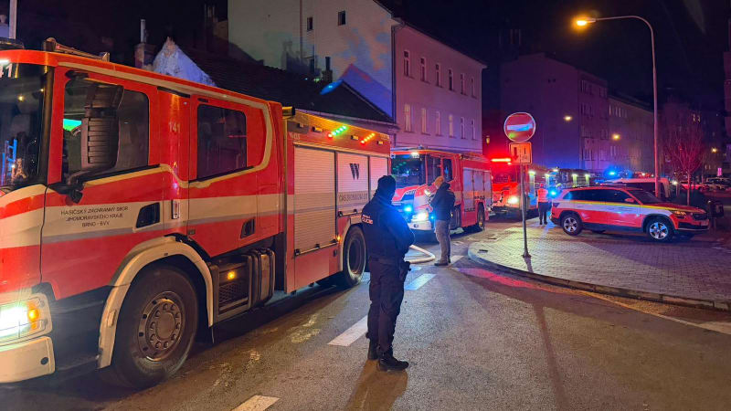 Rodinný dům u Prahy pohltily plameny. Jeden zraněný, hasiči mají první verzi