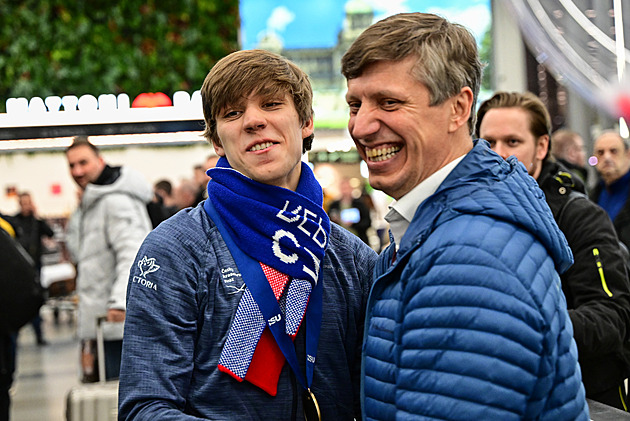 Nejsme ve filmu? ptal se táta Reshtenko. Syn spíchl exhibici a běžel nakupovat