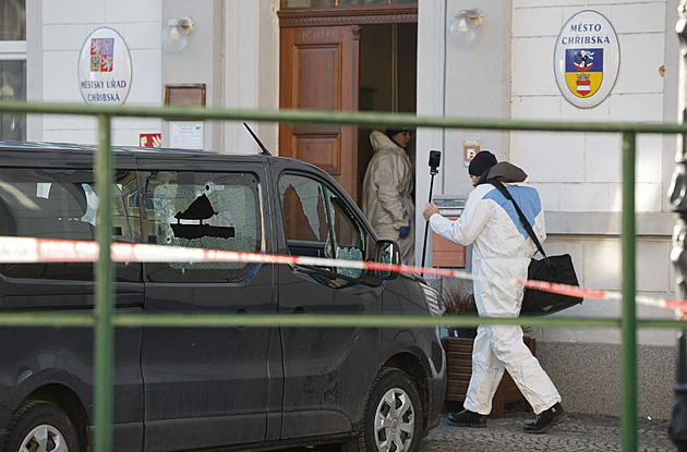 Útočník v Chřibské vystřílel desítky nábojů. Měl řadu opletaček se zákonem