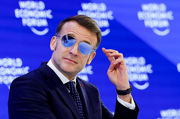 Maverick, nebo snad kyborg? Macron v Davosu pobavil slunečními brýlemi
