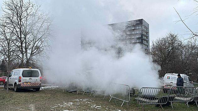 Prasklé potrubí v Praze. Tisíce lidí byly bez tepla, dodávky postupně obnovují