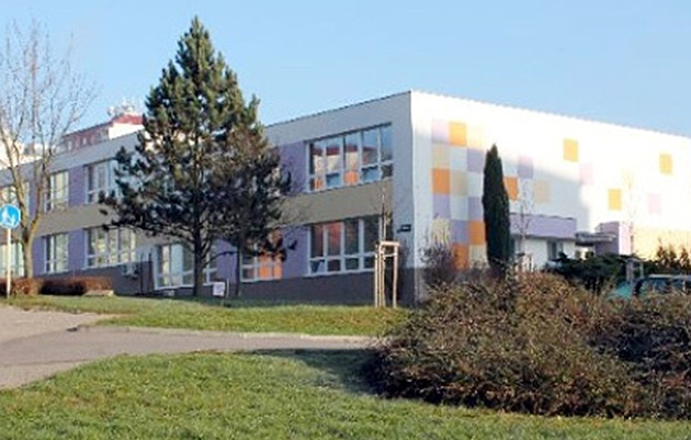 Podvodníkům naletěla ředitelka školy. Poslala jim devět milionů, poté rezignovala