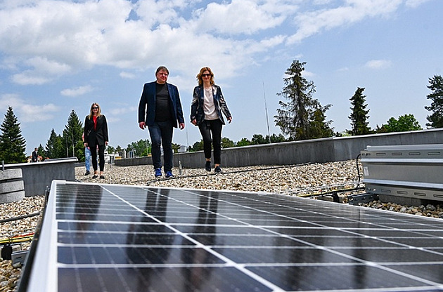 Solární fiasko v Brně. Panely leží ladem a hrozí požár, městská firma nemá důvěru