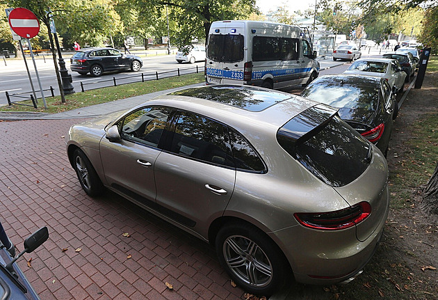 Náhle přestanou jezdit. Porsche a BMW v Rusku mají problém kvůli rušičkám dronů