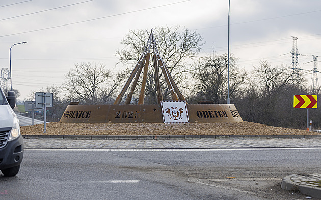 Pušky na kruhovém objezdu. Památník připomíná bitvu tří císařů, demonstruje mír