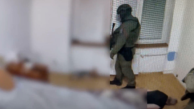 Všechny pobiju! Muž vyhrožoval střelbou bývalé družce, přišla si pro něj zásahovka