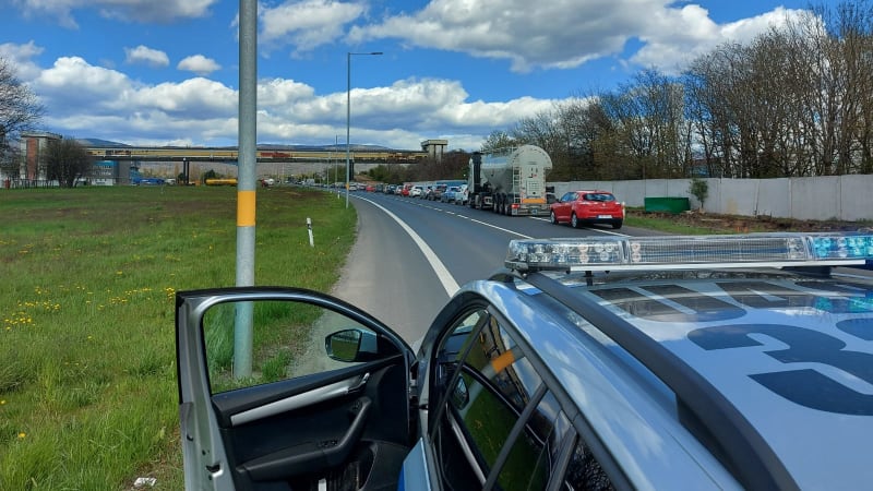 Muž chtěl na Liberecku ukrást auto i s dítětem, to mu uteklo. Následovala policejní honička
