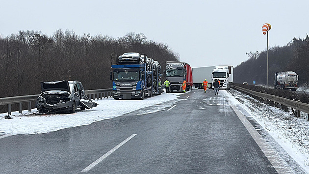 Hromadná nehoda jedenácti autu uzavřela D8 u Prahy. Projíždí se jedním pruhem